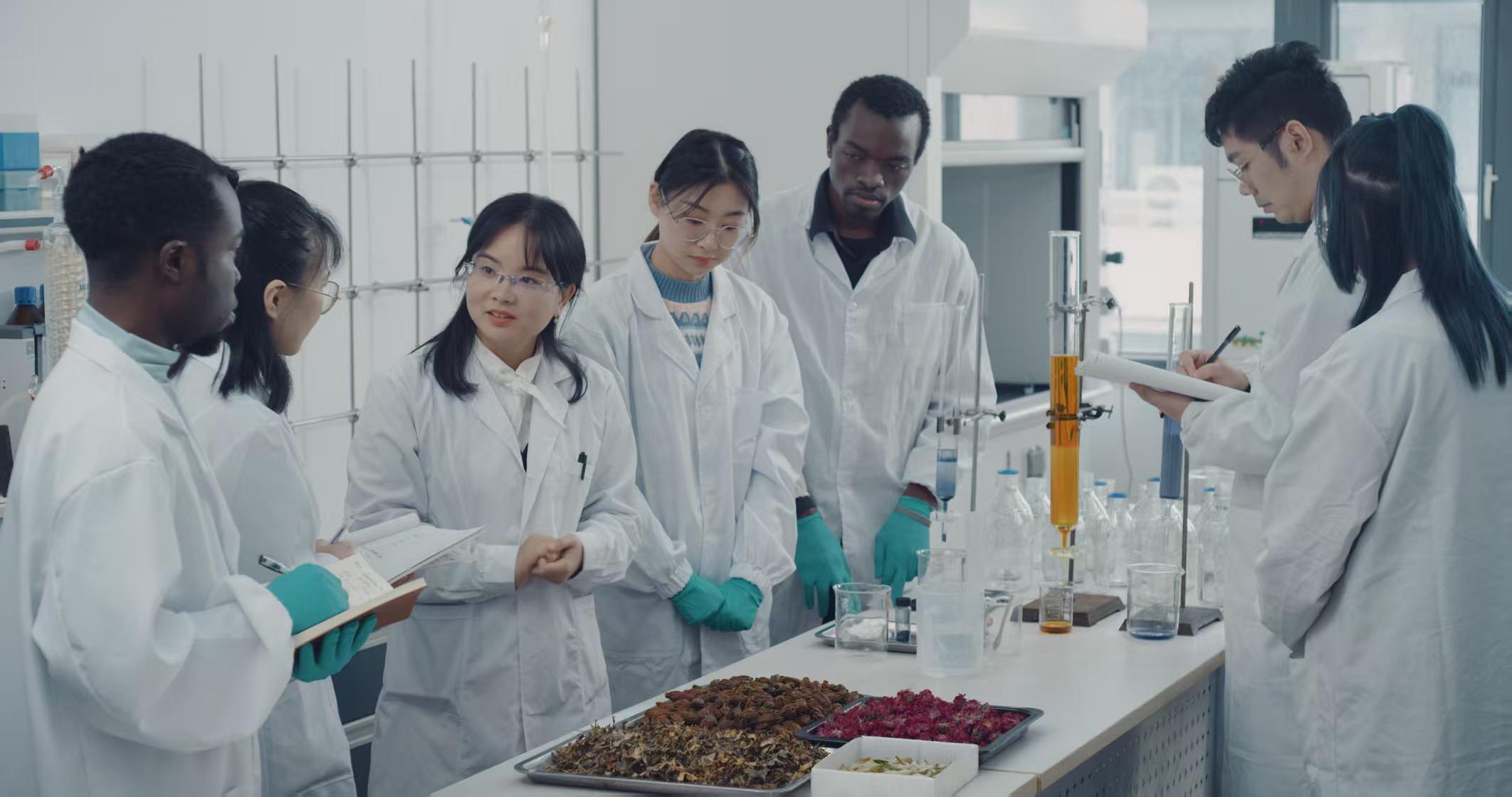 高校“科技副总”赋能下姜村栀子产品“出海”(图2)